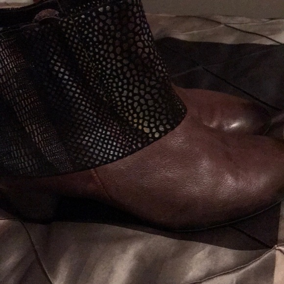 Booths - Picture 3 of 5